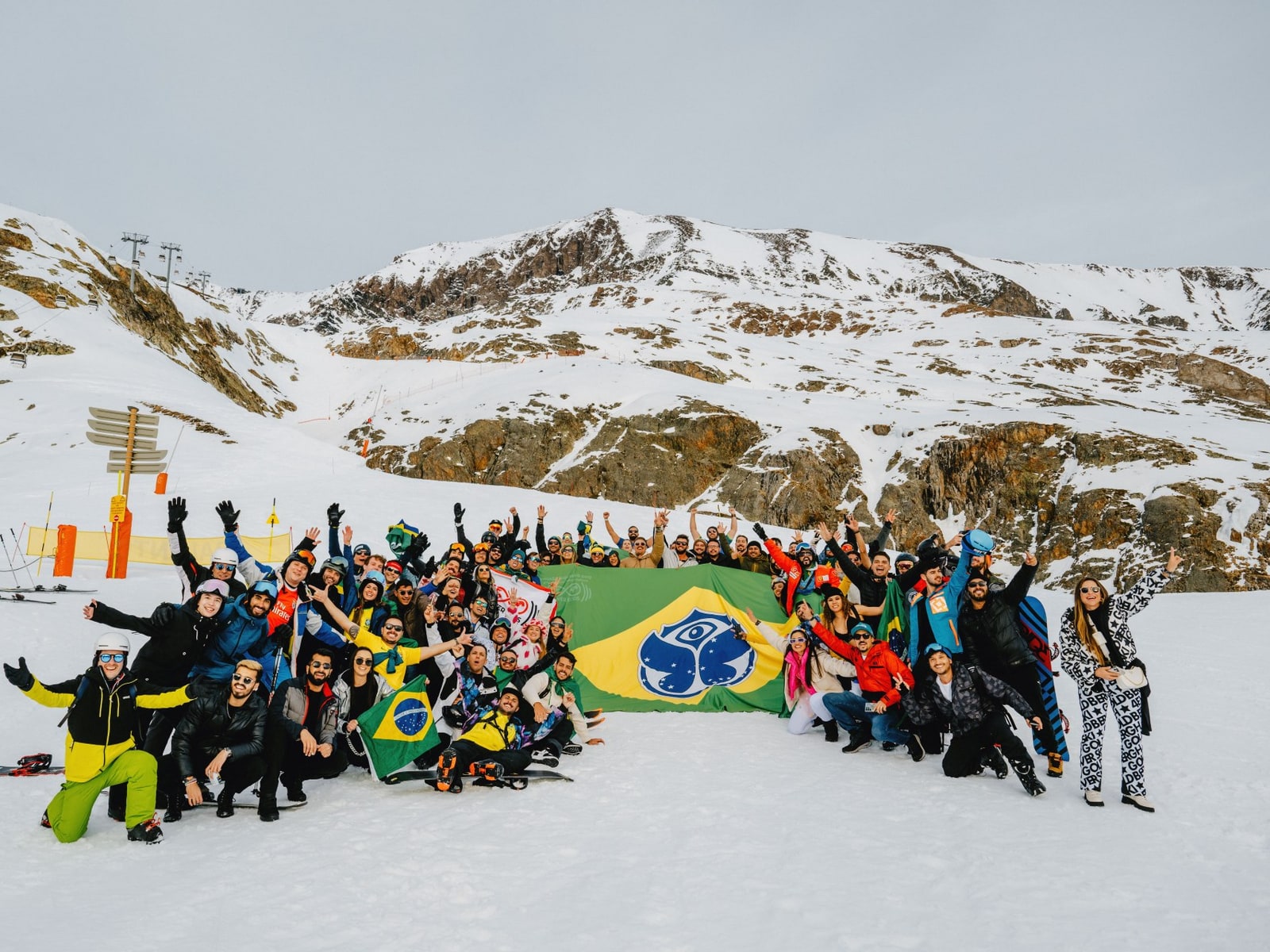 Grupo Never Ends com a bandeira do Brasil na pista de esqui, na Tomorrowland Winter em Alpe d'Huez