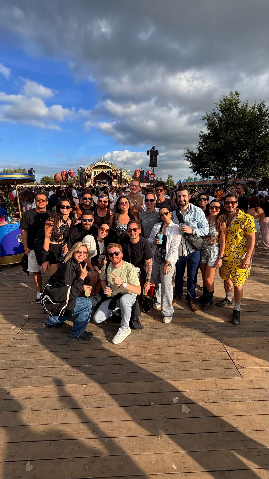 Grupo da Never Ends no DreamVille, o camping oficial da Tomorrowland Bélgica, com um dos palcos ao fundo