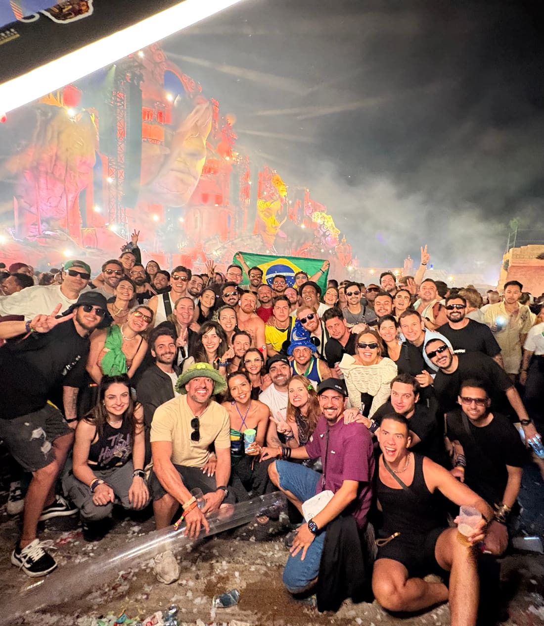 Grupo da Never Ends à noite em frente ao Mainstage da Tomorrowland Bélgica