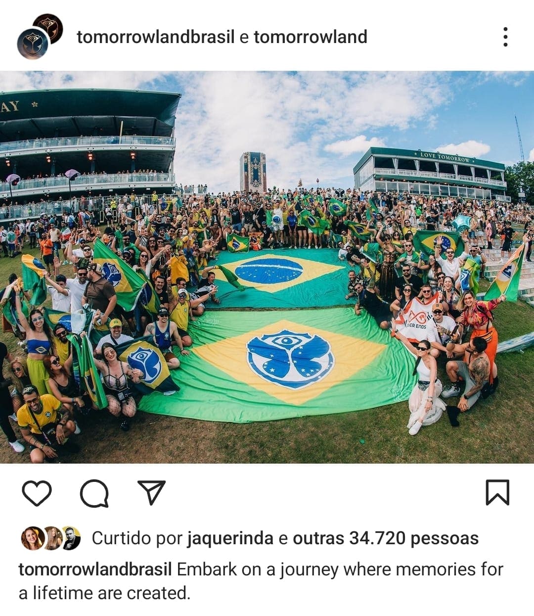 Publicação do perfil oficial da Tomorrowland com o grupo brasileiro e as bandeiras do Brasil e do festival