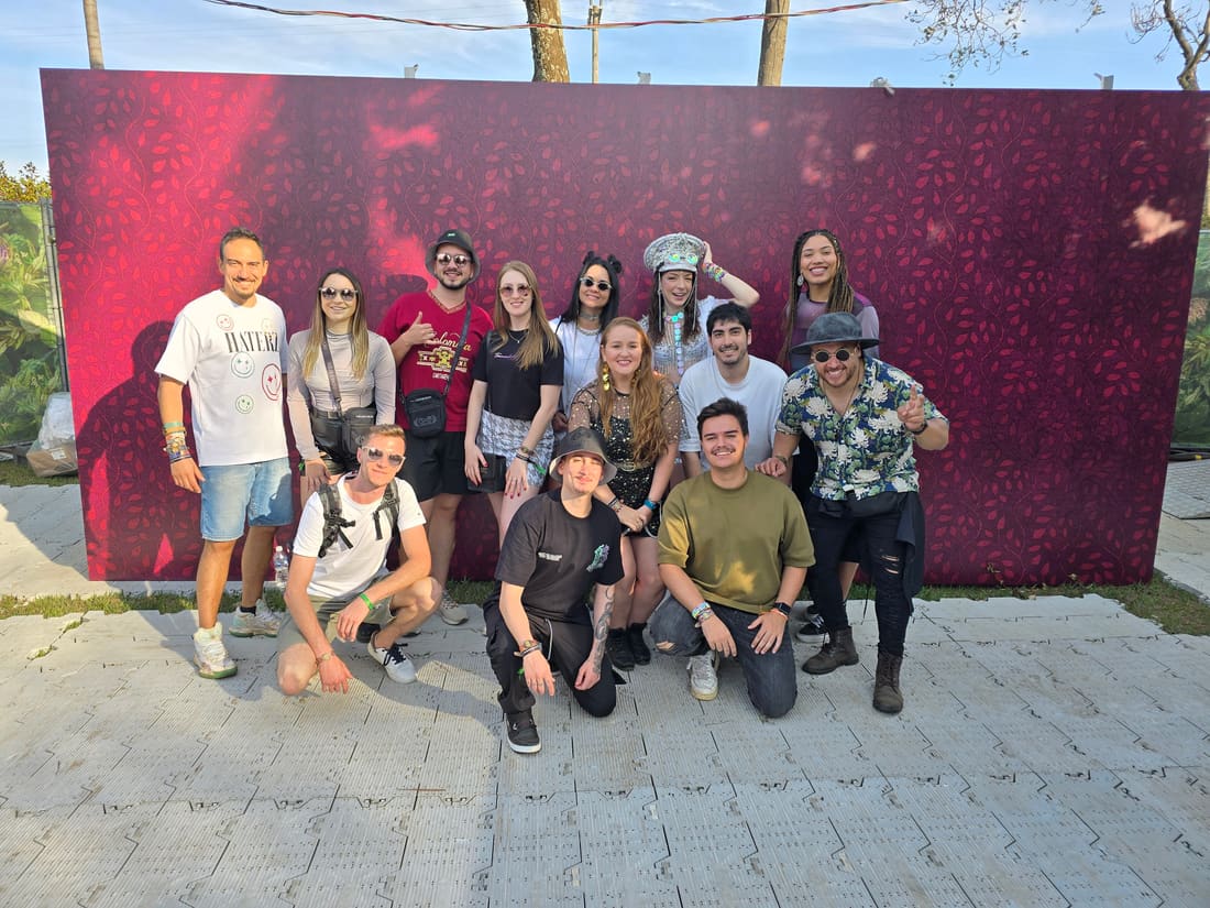 Turma da Never Ends posando no painel de fotos da Tomorrowland Brasil, no Parque Maeda em Itu