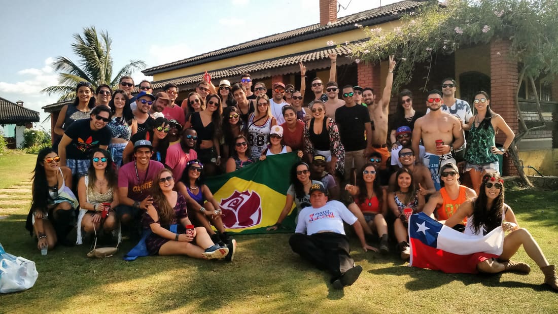 Grupo da Never Ends nas primeiras edições da Tomorrowland Brasil, reunido na pousada em Itu com as bandeiras do Brasil e do Chile