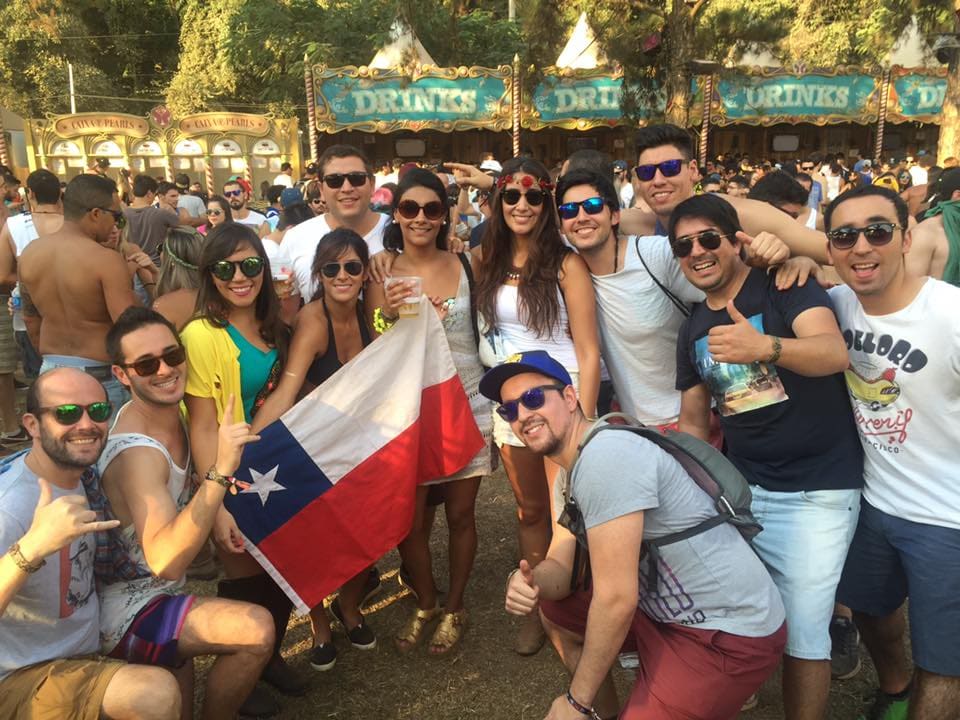 Turma da Never Ends com a bandeira do Chile dentro da Tomorrowland Brasil, nas primeiras edições em Itu