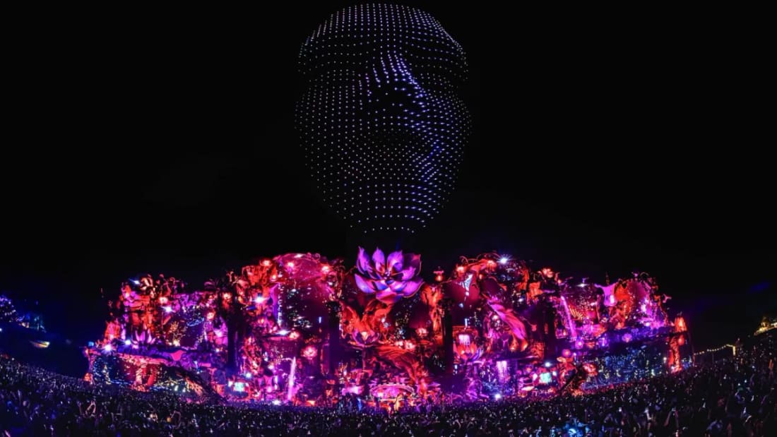 Show de drones do Alok na Tomorrowland Brasil formando um rosto gigante no céu sobre o Mainstage, no Parque Maeda em Itu
