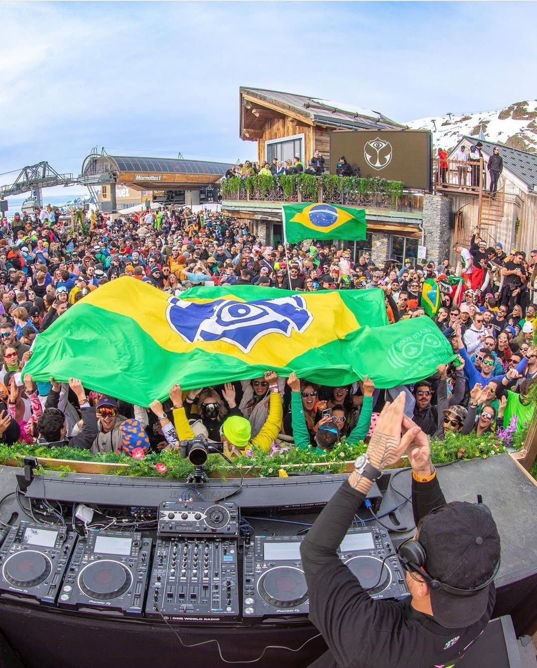 Ação da Never Ends com a Tomorrowland Winter e os DJs