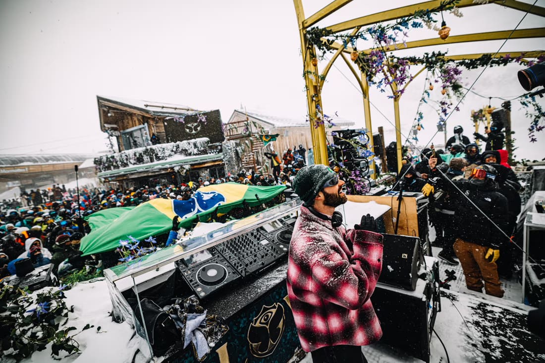 Ação da Never Ends com a Tomorrowland Winter e os DJs